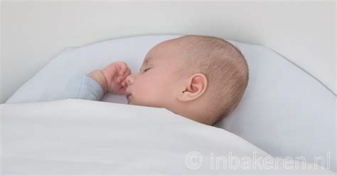 Illustratie van een baby met een duidelijk zichtbare voorkeurshouding naar één kant.