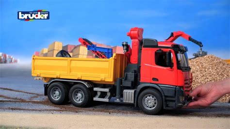 Kind dat speelt met een Bruder vrachtwagen, met focus op de gedetailleerde functies