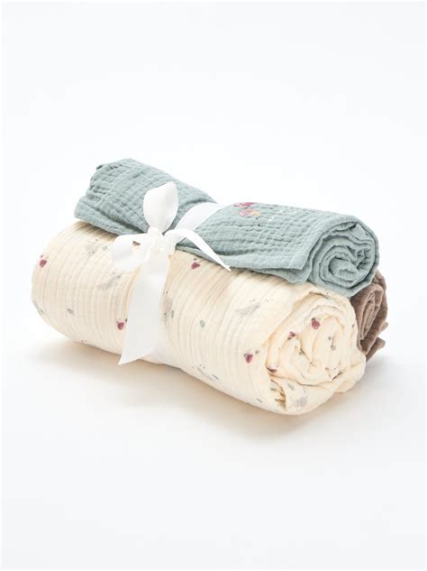 Illustratie van een stapel zachte, witte hydrofiele doeken.