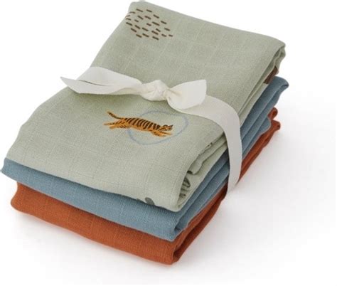 Collage van verschillende toepassingen van hydrofiele doeken: als spuugdoek, handdoek, inbakerdoek, en zonnescherm.