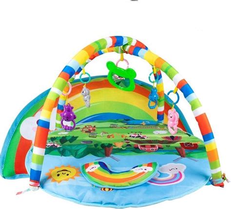 Baby op een speelkleed met diverse speeltjes om te grijpen en te ontdekken