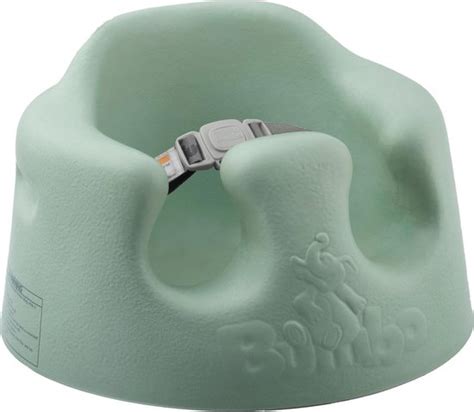 Close-up van een Bumbo Floor Seat in een felle kleur, met de nadruk op de vormgeving en het veiligheidsriempje