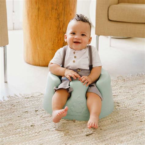 Overzichtsfoto van een baby in een Bumbo Floor Seat, die de omgeving observeert