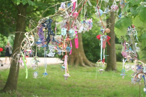 Foto van een 'Tuttenboom' met speentjes erin