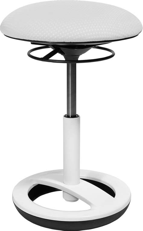 Een stijlvolle, zachtroze poppenautostoel met verstelbare handgreep en stoffen bekleding.