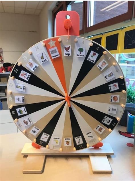 Een speels ontworpen rad van fortuin met vakjes gevuld met snoepjes.