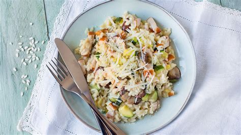 ingrediënten voorbereiden voor risotto met kip en wortel