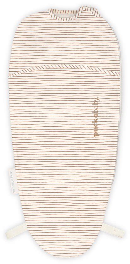 Baby in een Puckababy Piep inbakerslaapzakje