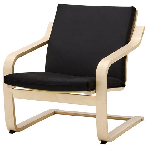 Illustratie van verschillende modellen IKEA Poäng stoelen met hun kenmerkende gebogen houten frame en kussens.