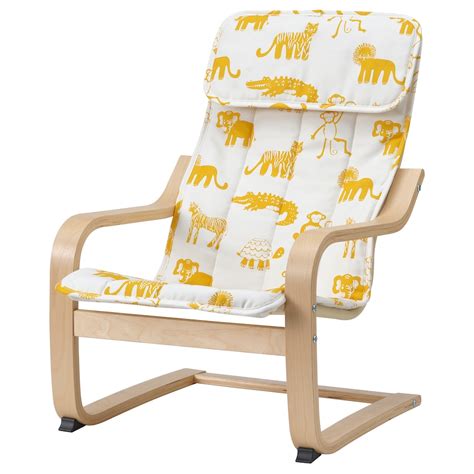 Foto van een IKEA Poäng kinderfauteuil in een kinderkamer.