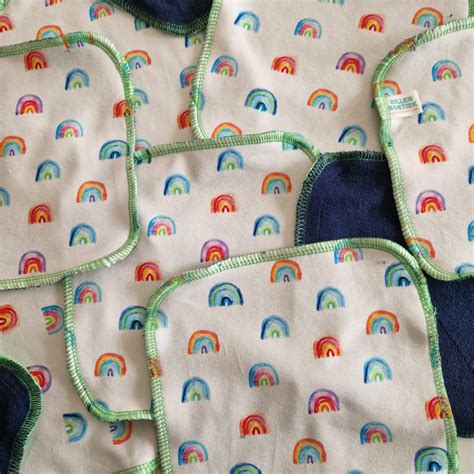 illustratie van een stapel wasbare billendoekjes naast een luieremmer