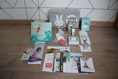 Illustratie van de inhoud van de Blije Doos met babyproducten