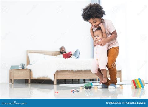 Illustratie van een baby die zachtjes wordt verzorgd met babyproducten.