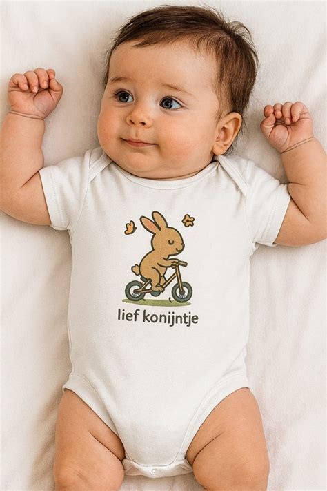 Baby romper van zacht katoen met liefdevolle details.