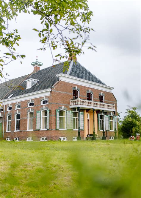 Een oude foto van een Groninger boerderij, typerend voor de omgeving waarin de familie Niemeijer leefde.