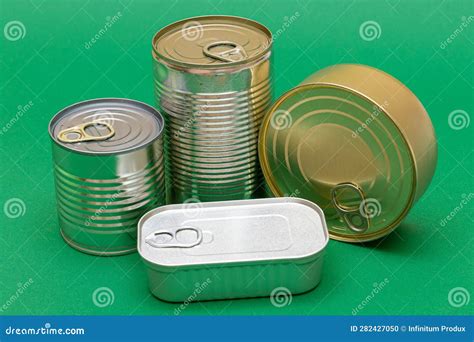 een klein blikken raderbootje met opmerkelijke kenmerken