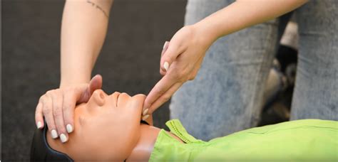 Visuele uitleg van de kinlift techniek voor het openen van de luchtweg bij een baby.