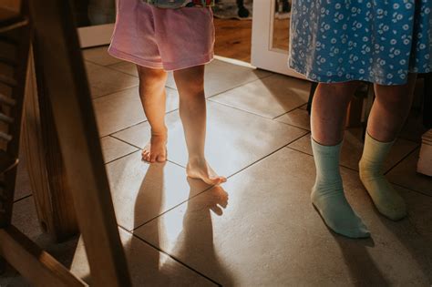 kinderen die schoenen en sokken uittrekken om op blote voeten te lopen