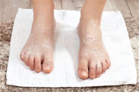 kinderen die hun voeten afdrogen met een handdoek na een blotevoetenpad