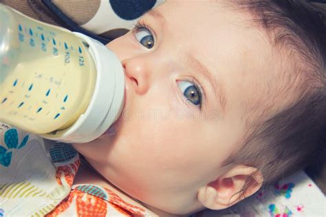 Baby die uit een flesje drinkt