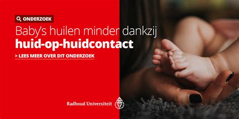 Baby die huid-op-huidcontact heeft met ouder