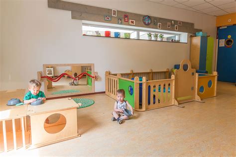 Illustratie van een gezellig ingerichte babygroep in een kinderdagverblijf