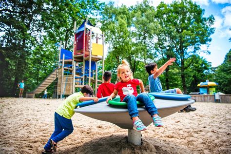 een vrolijk kind dat speelt op een afgesloten speelplein
