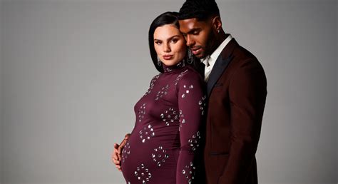 Famke Louise en Denzel Slager met hun pasgeboren baby Nówie Storm Slager