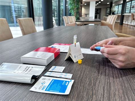 pakketje voor een thuis bloedtest met instructies