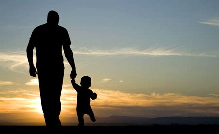 een vader die met zijn kind wandelt
