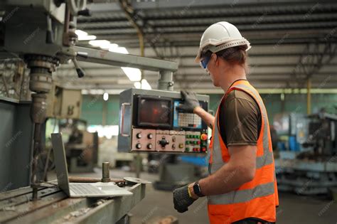 Thematische foto van een nieuwslezeres aan het werk