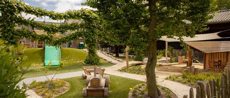 Foto van de monumentale boerderij waarin kinderdagverblijf Het Lijsternest gevestigd is, met een sfeervolle buitenkant en groene omgeving.