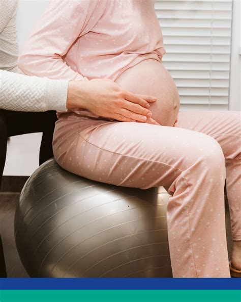 Een afbeelding van een vrouw in een verticale bevalhouding, zoals hurken of op een baarkruk.