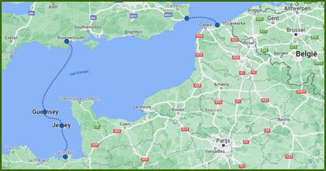 Luchtfoto van de Kanaaleilanden met de kustlijnen van Engeland en Frankrijk in de verte