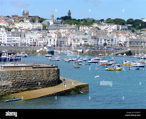 Gezellige straat in St. Peter Port, Guernsey, met kleurrijke huizen en bloemen