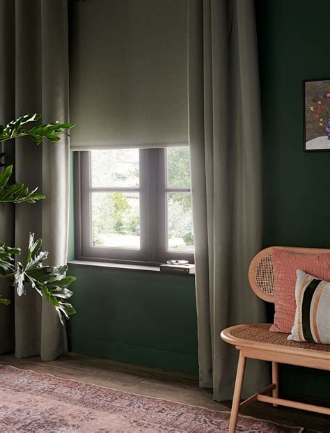 Een kinderkamer met volledig verduisterende gordijnen, die lichtinval minimaliseren.