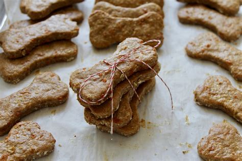 Collage van veilige ingrediënten voor hondenkoekjes: banaan, pindakaas, havermout, wortel