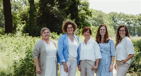 Foto van het team van Veldroos Verloskundigen